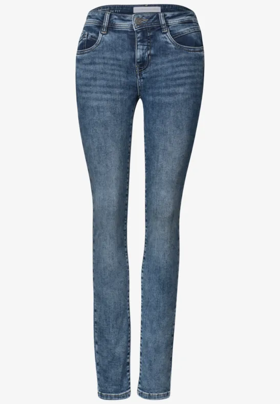 Damen-Jeans in klassischem Blau mit schmalem Schnitt.