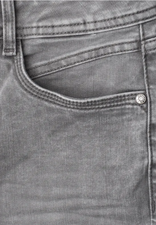 Graue Jeanshose mit vorderer Tasche, sichtbaren Nähten und Metallknopf.