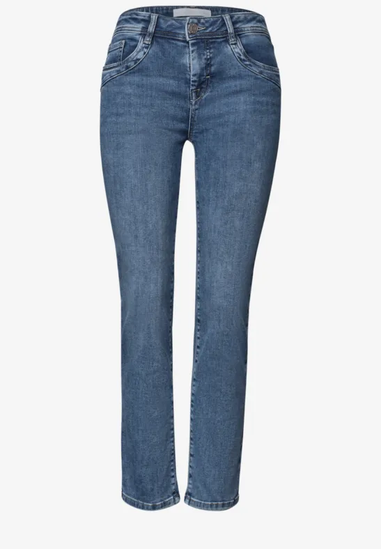 Frontansicht einer klassischen blauen Jeans mit geradem Bein und mittlerer Taille.