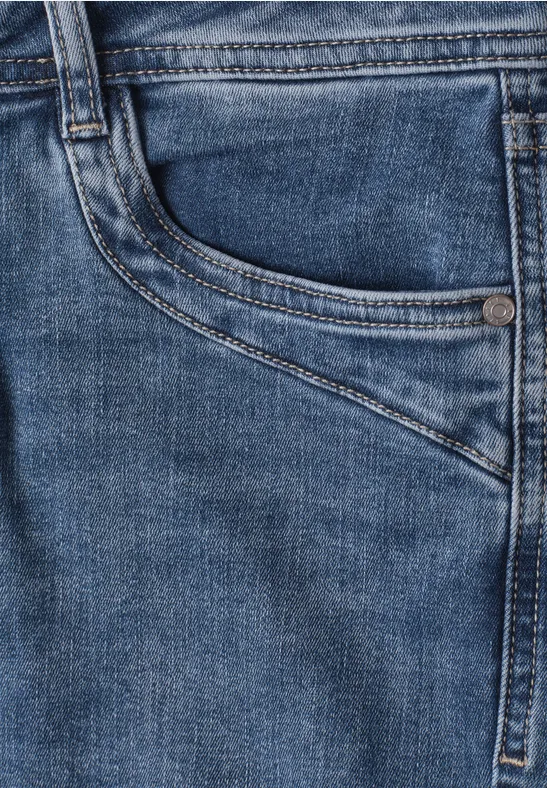 Detailaufnahme einer blauen Jeans mit sichtbarer Tasche und Nahtstruktur.