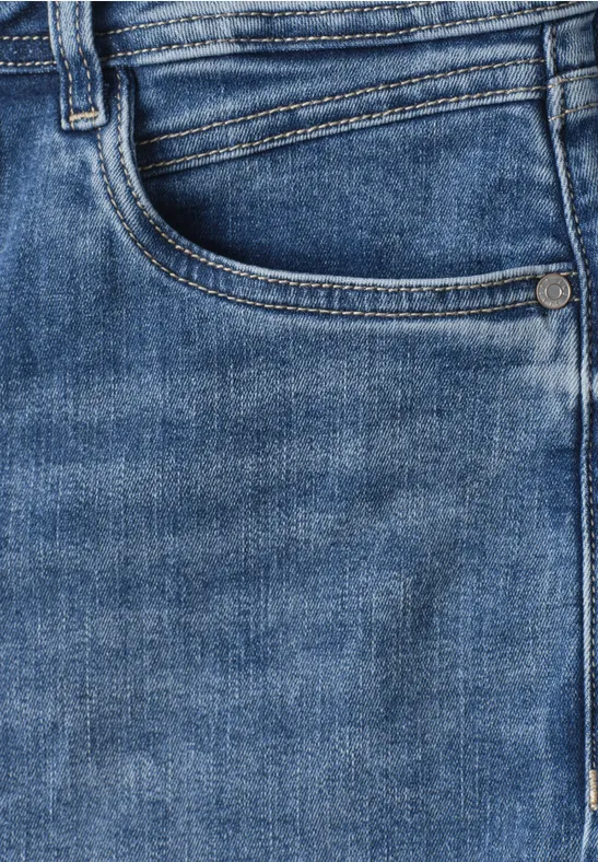Nahaufnahme einer blauen Jeanshose mit sichtbarer Münztasche