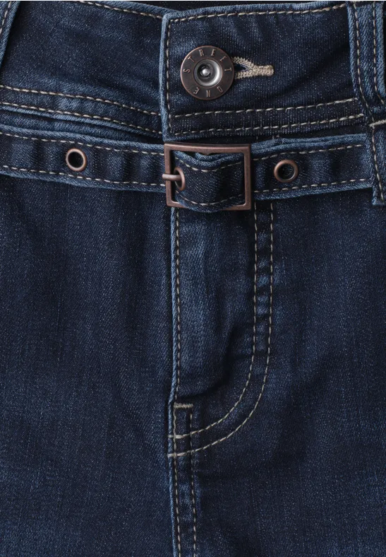 Dunkelblaue Jeans mit Knopf, Gürtel-Loop und sichtbarer Naht.