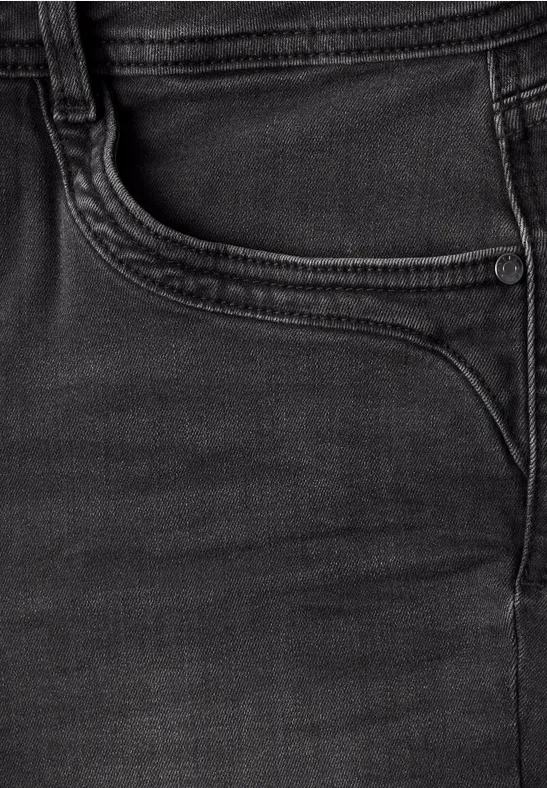 Nahaufnahme einer schwarzen Jeans mit sichtbarer Tasche und Naht.