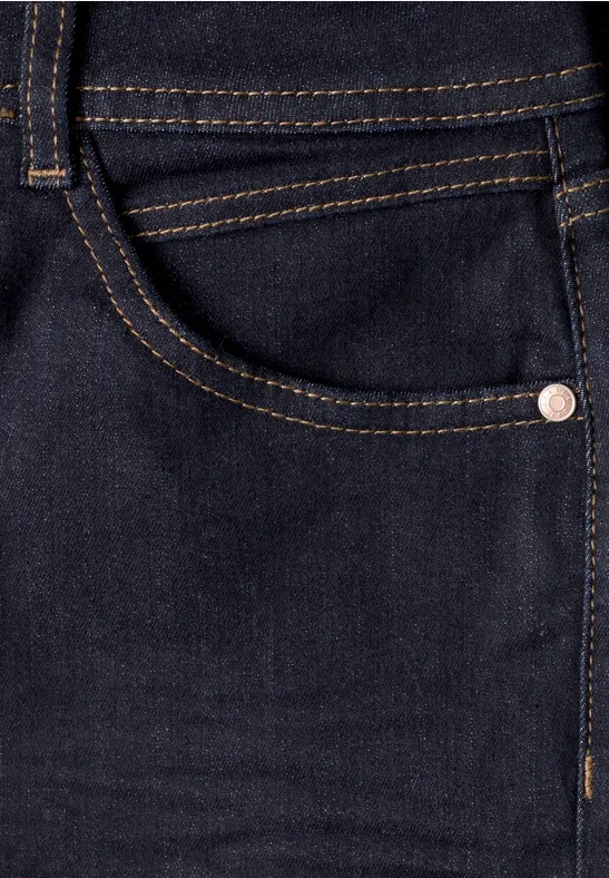Nahaufnahme einer dunkelblauen Jeanshose mit seitlicher Tasche, goldenen Nähten und Metallniete.