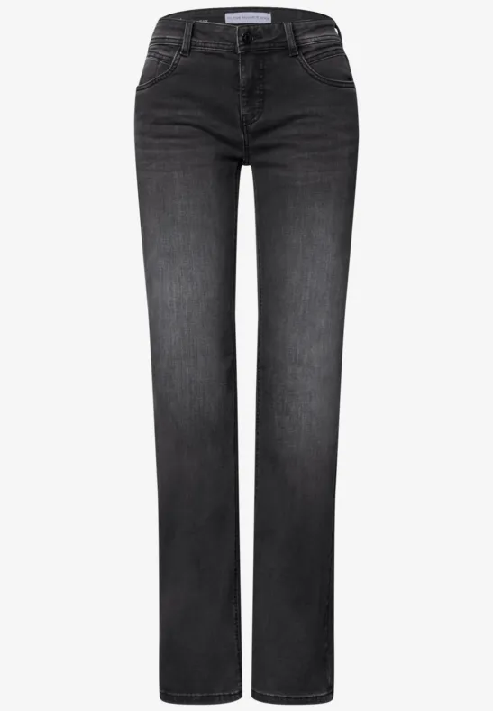 Schwarze, gerade geschnittene Jeans mit dezenter Waschung.