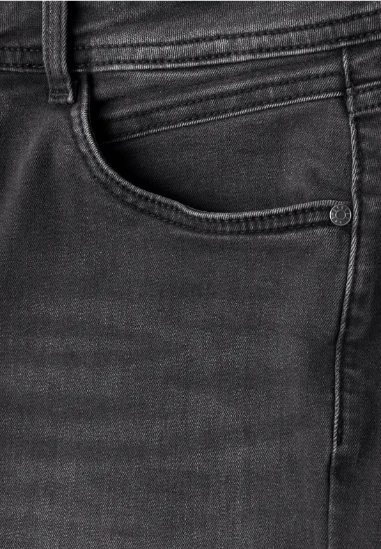 Nahaufnahme einer schwarzen Jeanshose mit sichtbarer Tasche und Naht