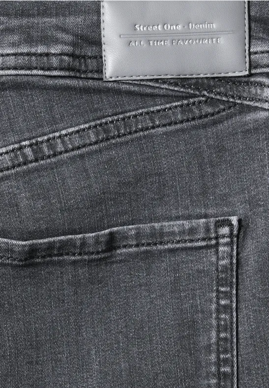 Nahe Aufnahme einer blauen Jeansrückseite mit Gesäßtasche und Lederetikett.