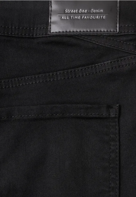 Nahaufnahme einer schwarzen Jeans mit Gesäßtasche und Label "street dude - denim ALL TIME FAVOURITE".