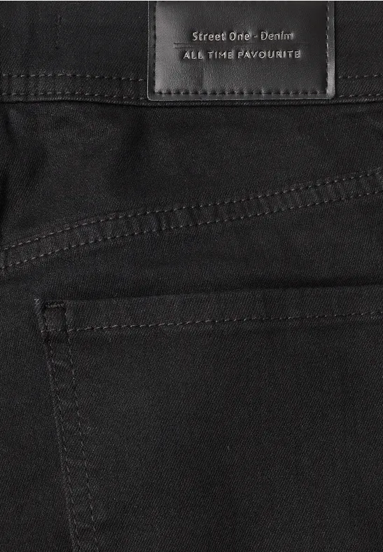 Schwarze Jeans mit Lederetikett 'Street Code All Time Favourite' hinten