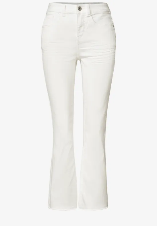 Witte damesjeans met hoge taille, wijd uitlopende pijpen en knoopsluiting.