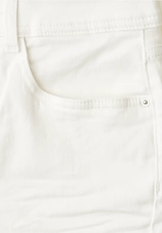 Close-up van een witte broek met zichtbare achterzak en subtiele stiksels.