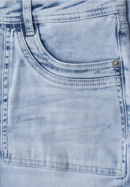Nahaufnahme einer hellblauen Jeans-Tasche mit Naht, Gürtelschlaufe und Metallniete