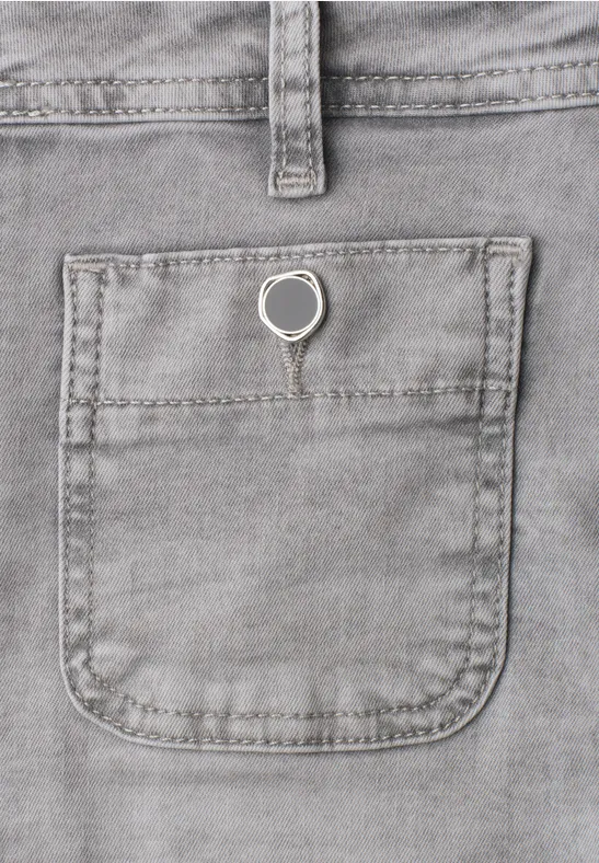 Graue Jeanshose mit aufgesetzter Tasche und silbernem Schlüsselring.