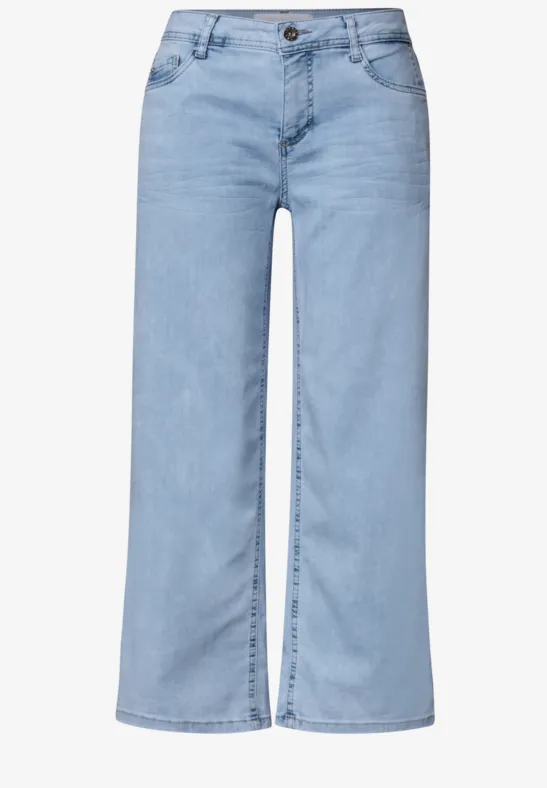 Hellblaue Jeans mit weitem Bein und hohem Bund.