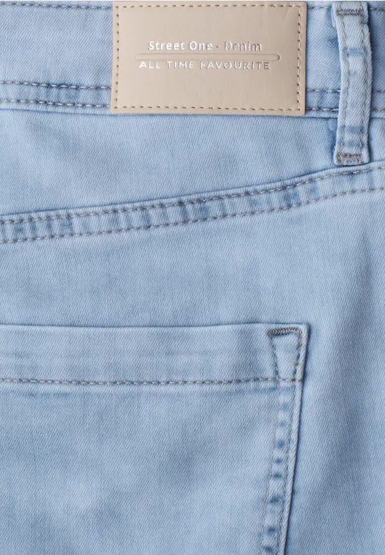 Hellblaue Jeans mit Gesäßtasche und beigem Markenetikett am Bund.