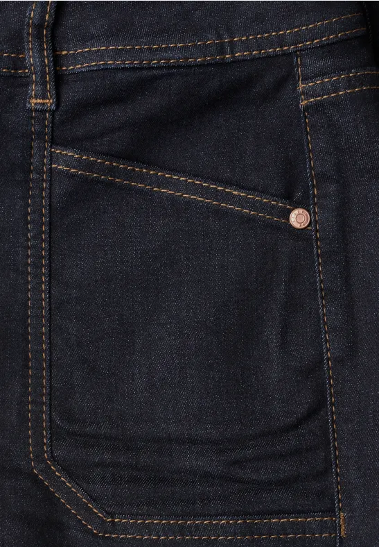 Dunkle Jeans-Tasche mit orangefarbenen Nähten und metallischer Niete.