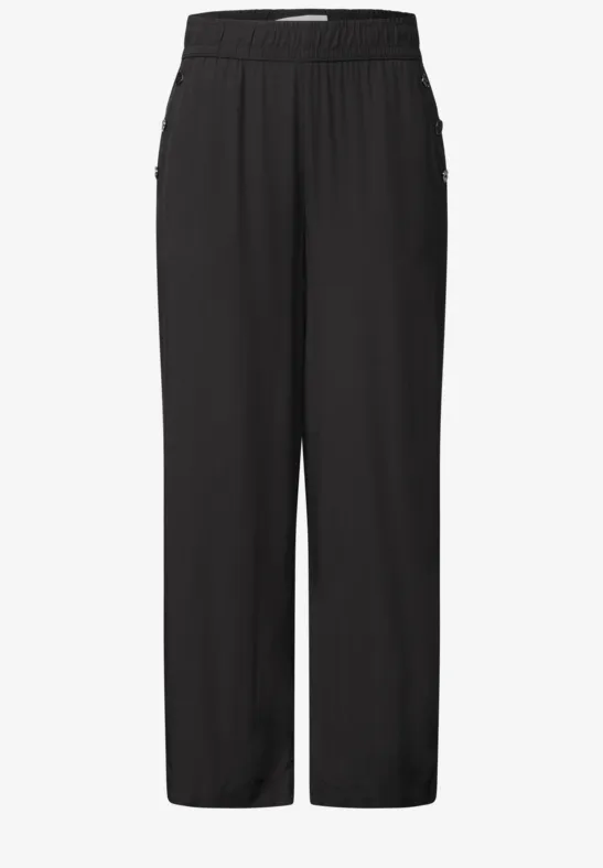 Schlichte, schwarze, gerade geschnittene Hose mit elastischem Bund und seitlichen Reißverschlusstaschen.