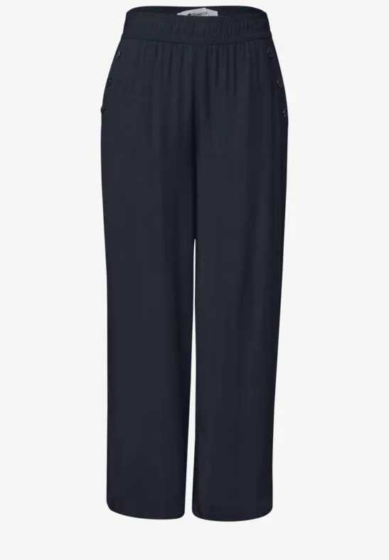 Schwarze, locker geschnittene Hose mit elastischem Bund und weitem Bein.