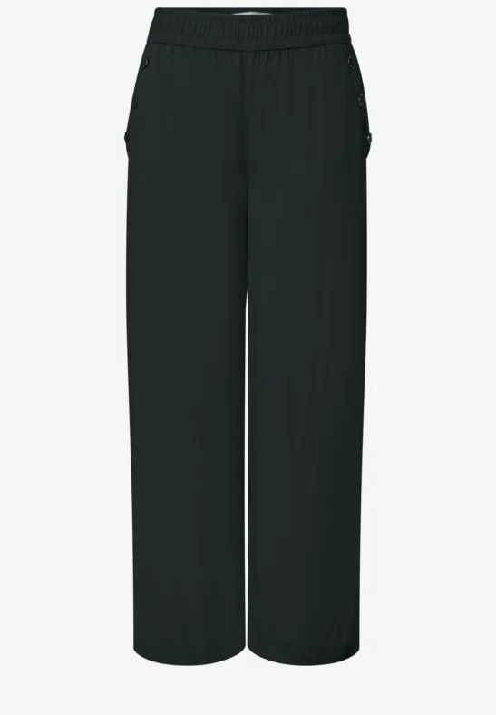 Schwarze, weit geschnittene Hose mit elastischem Bund und seitlichen Taschen.