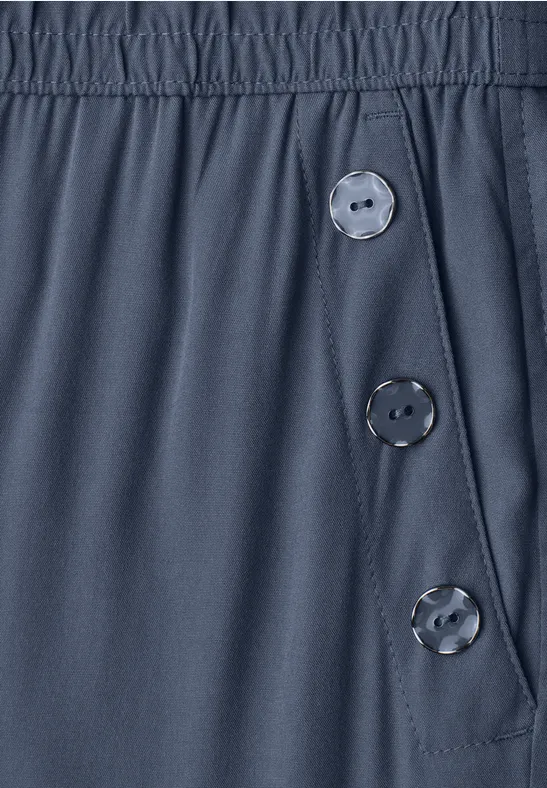 Dunkelblaue Hose mit elastischem Bund und drei seitlichen Knöpfen