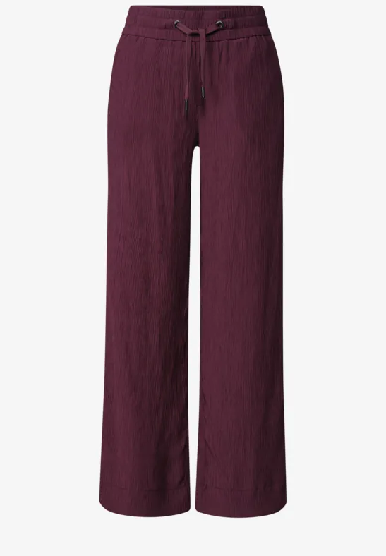 Weinrote, weite Leinenhose mit Tunnelzugbund.