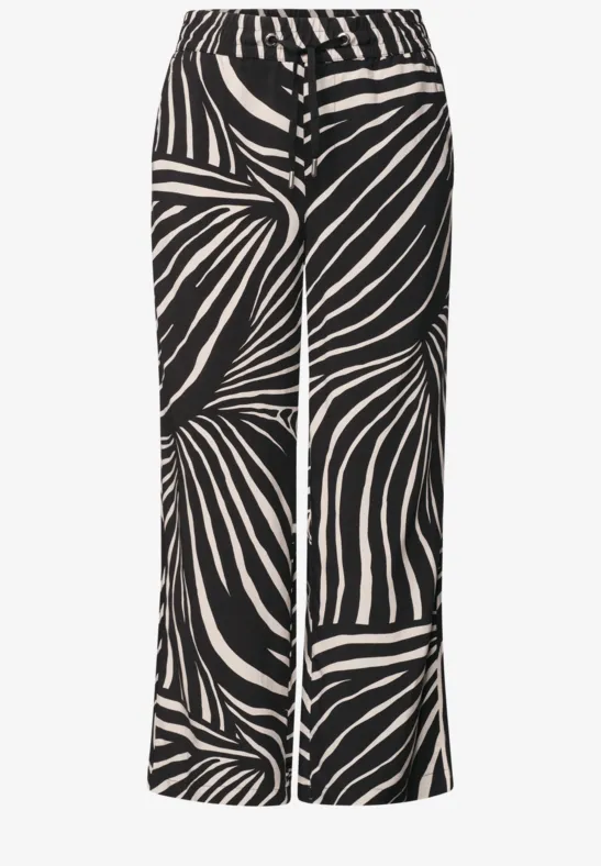 Schwarz-weiße weite Hose mit abstraktem Zebrastreifenmuster und Kordelzugbund.