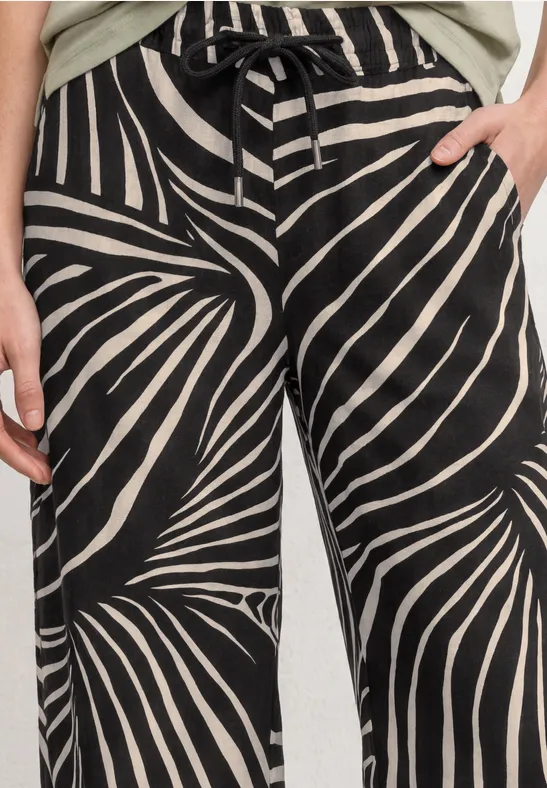 Schwarz-weiße, locker sitzende Hose mit Zebramuster, Tunnelzugbund und seitlichen Eingrifftaschen.