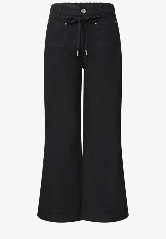 Schwarze, hoch taillierte, weit geschnittene Hose mit Gürtelschlaufen und Kordelzug.