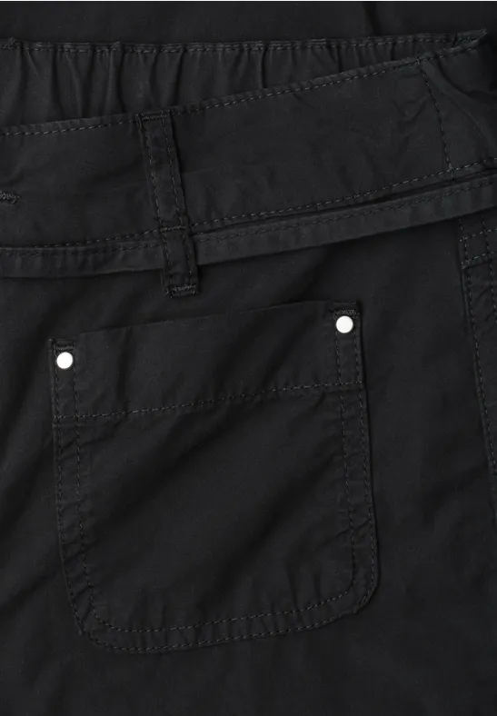 Enge Ansicht einer schwarzen Hose mit aufgesetzter Gesäßtasche und Gürtelschlaufen.