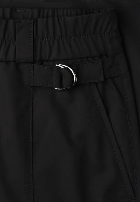 Zwarte broek met elastische taille en D-ring gesp.
