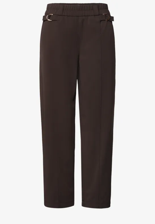 Donkerbruine, rechtgesneden broek met elastische taille en verstelbare zijbanden.