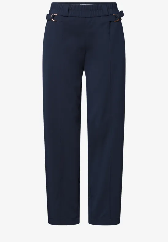 Donkerblauwe, recht gesneden broek met elastische taille en subtiele riemlussen.