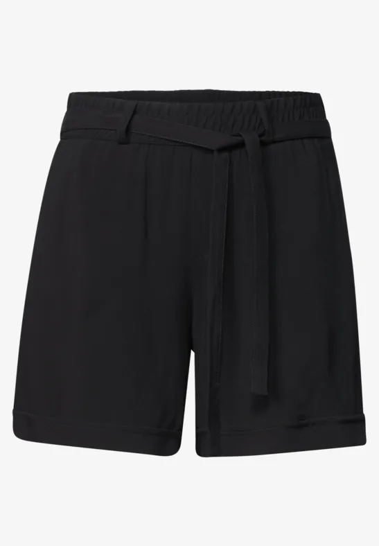 Schwarze, knielange Shorts mit elastischem Bund und Stoffgürtel