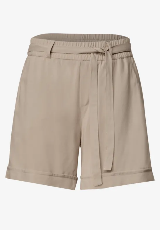 Beige damesshort met hoge taille, ceintuur en omslagzoom