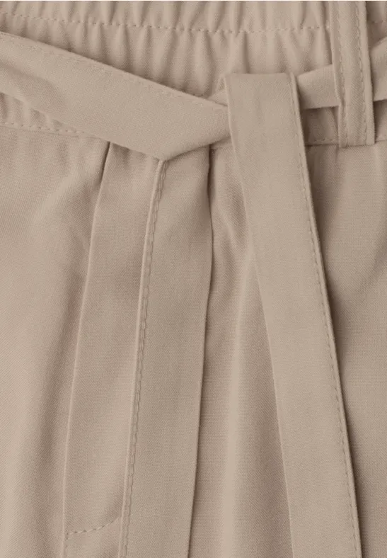 Beige broek met tailleplooien en smalle ceintuur om te strikken