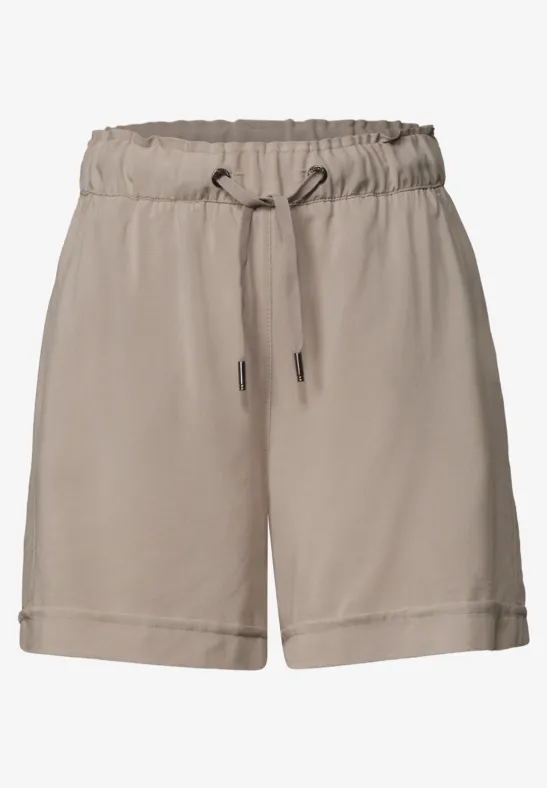 Beige Damen-Shorts mit elastischem Bund, Kordelzug und umgeschlagenem Saum.