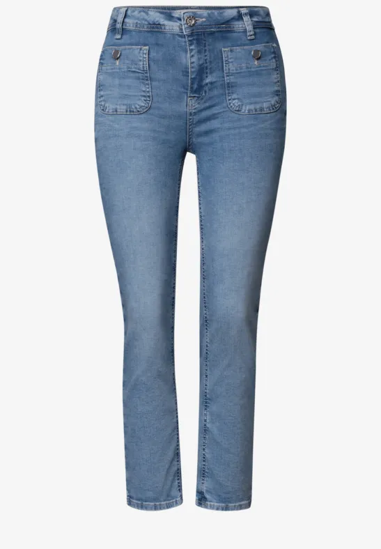 Modische blaue Jeans mit geradem Schnitt, mittlerer Taille und aufgesetzten Fronttaschen.
