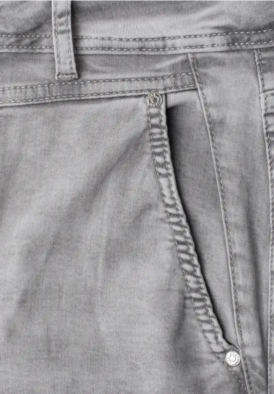 Nahaufnahme einer hellgrauen Jeanshose mit Seitentasche.