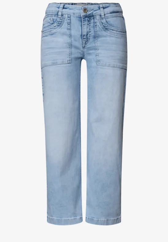 Jean droit taille haute de couleur bleu clair avec cinq poches.