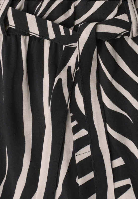 Gros plan sur un tissu à rayures noir et blanc motif zèbre.