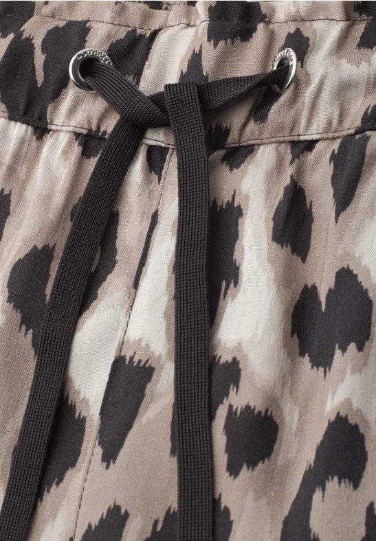 Grijze broek met zwart trekkoord en bruin-zwarte luipaardprint