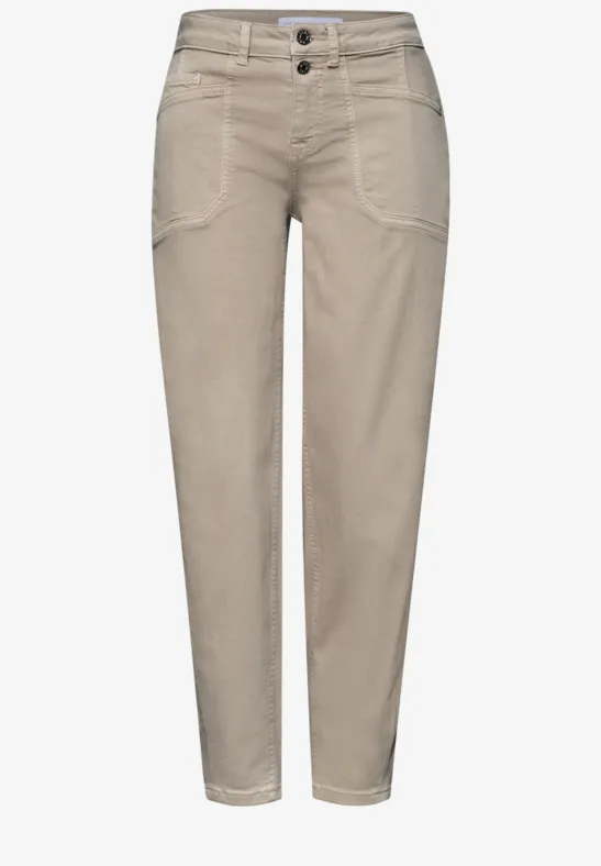Beige Damenhose mit hohem Bund und seitlichen Eingrifftaschen.