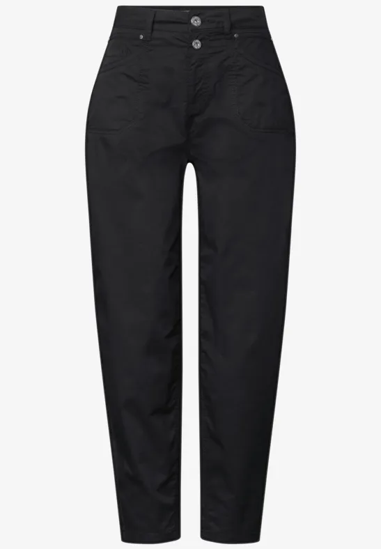 Schwarze, hochgeschnittene Hose mit zwei Knöpfen und legerem Schnitt