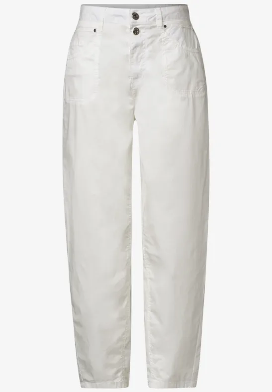 Weiße, hoch sitzende Hose mit geradem Bein und Knopfverschluss.