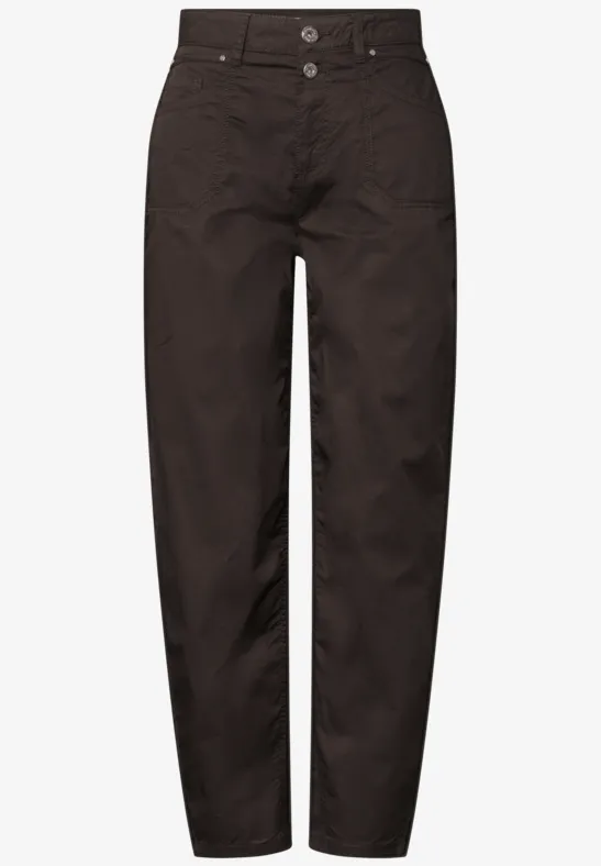 Schlichte schwarze Hose mit hohem Bund, geradem Schnitt und zwei Knöpfen vorne