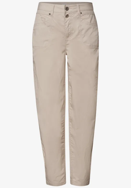 Beige Hose mit hohem Bund, geradem Bein und Knopfverschluss vorne.