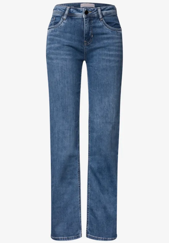 Un jean bleu classique en denim, coupe droite et taille mi-haute.