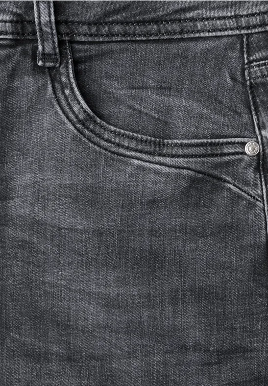 Schwarze Jeans mit sichtbarer Tasche und Naht.
