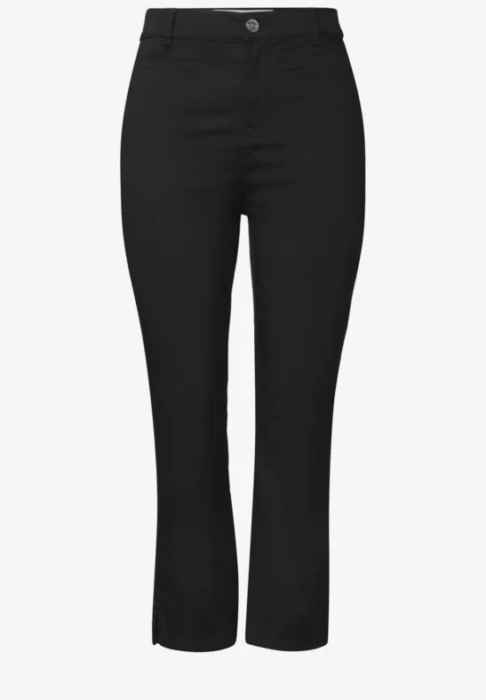 Zwarte, hoog getailleerde broek met rechte pijpen, eenvoudig design.