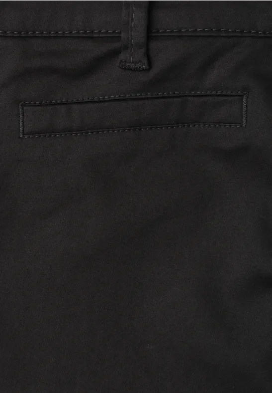 Close-up van een zwarte broek met een achterzak en een riemlus.